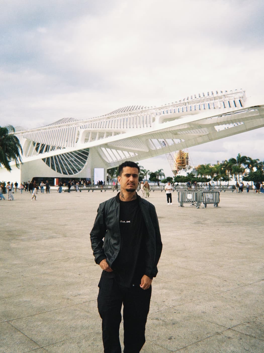 Aluno da Winners em frente ao Museu do Amanhã, no Rio de Janeiro
