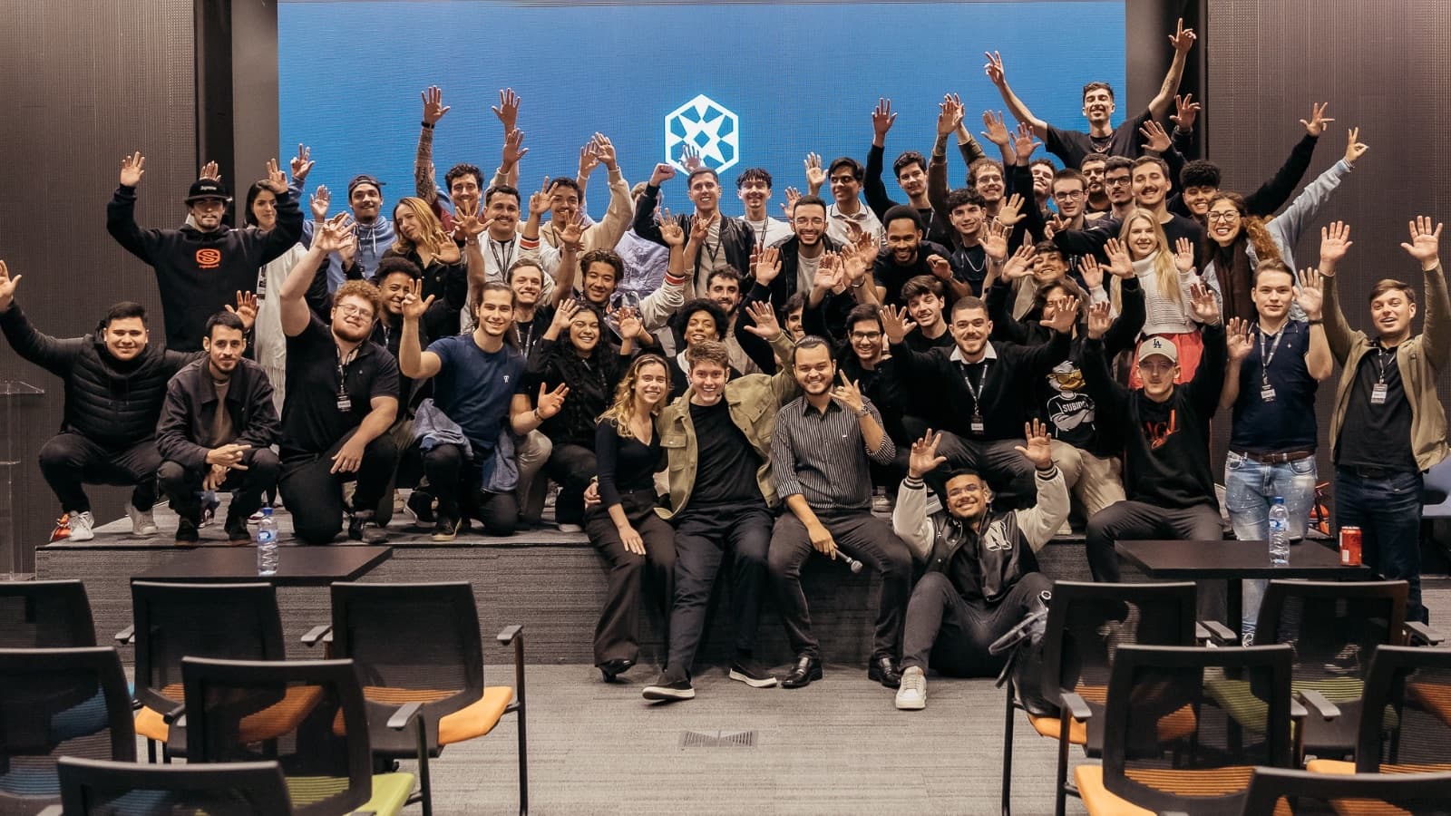 Turma da Winners reunida no palco de um encontro presencial